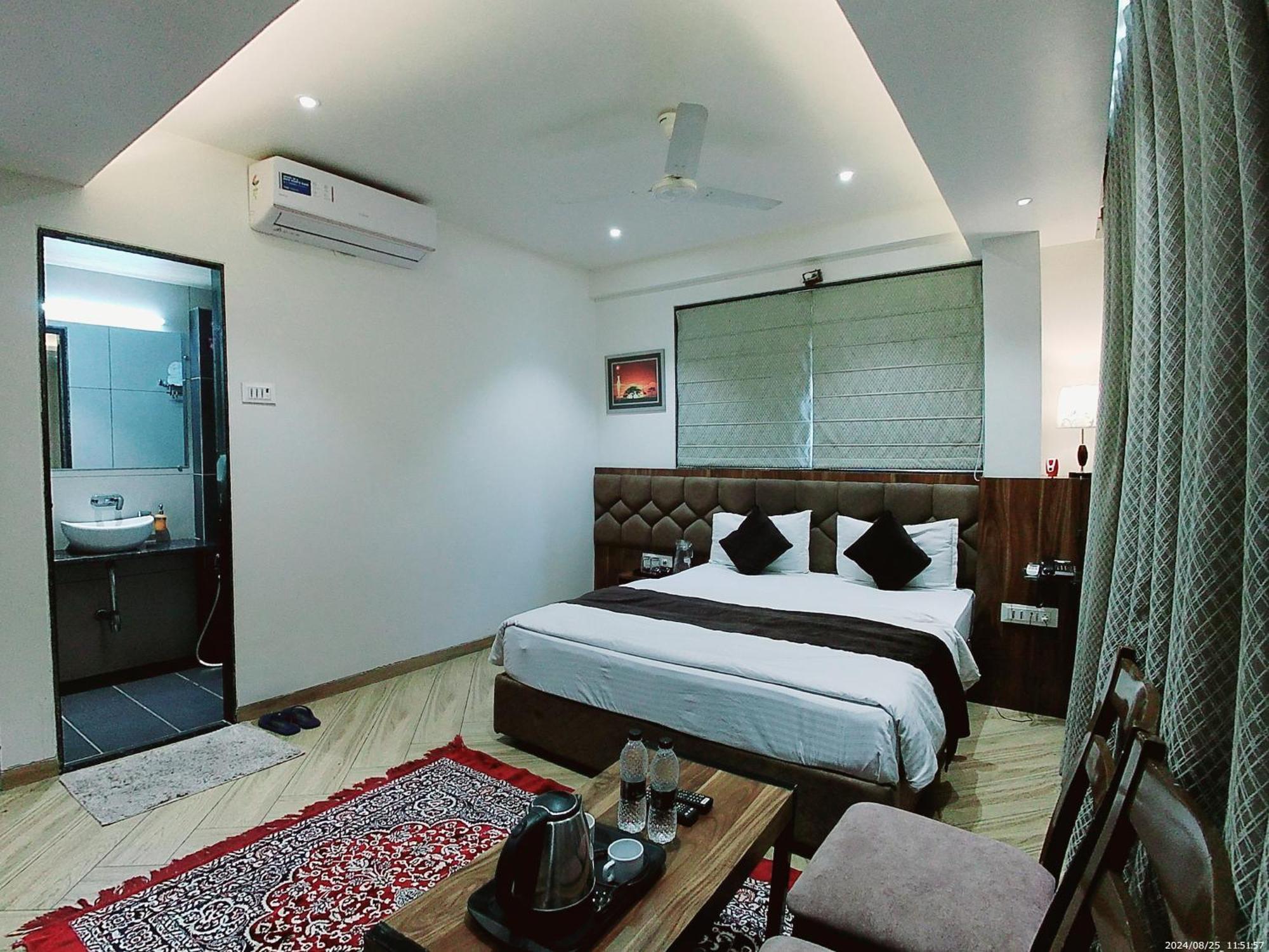 Hotel Sai Pratik, Newly Built Up, Complimentary Shuttle To The Temple Ширди Экстерьер фото